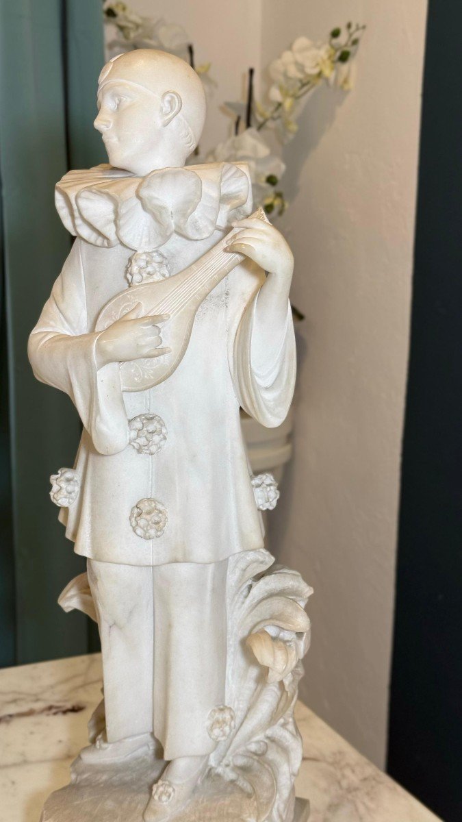 Statue Depicting Pierrot With Mandolin Marble-photo-3