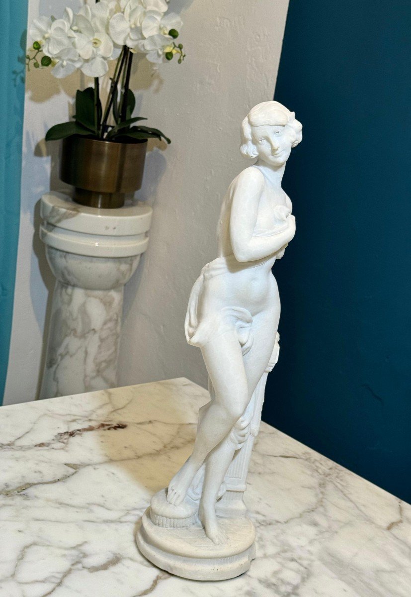 Statue Représentant Une Fille Nue En Marbre Blanc De Carrare -photo-1