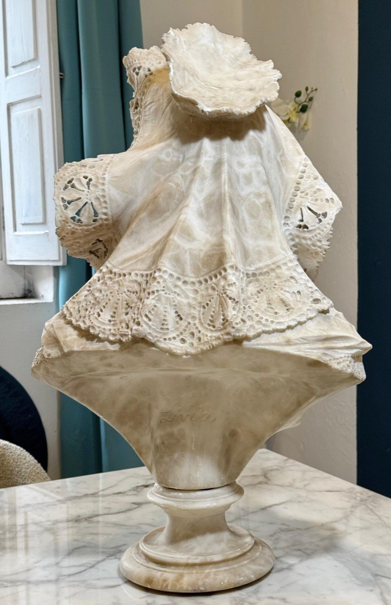 Great Bust Depicting A Beautiful Young Lady Smiling, With A Large Hat On Her Head Marble -photo-1