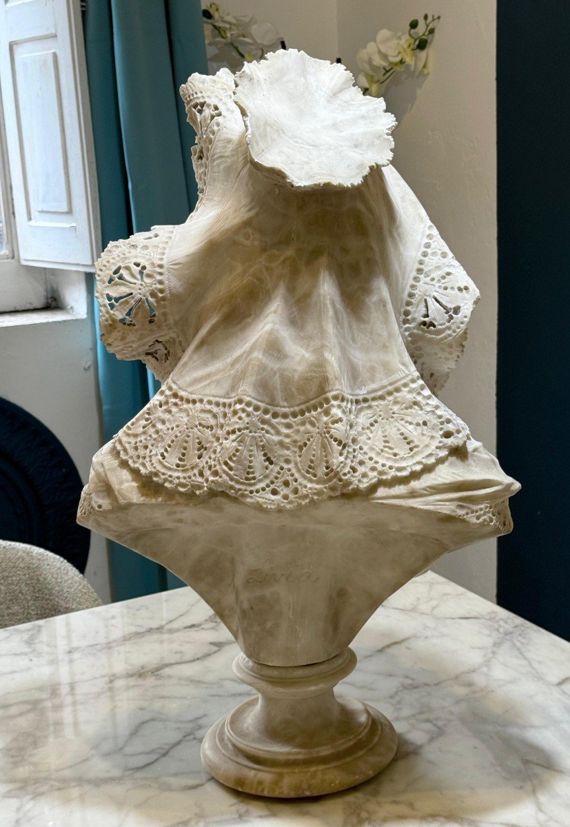 Great Bust Depicting A Beautiful Young Lady Smiling, With A Large Hat On Her Head Marble -photo-3