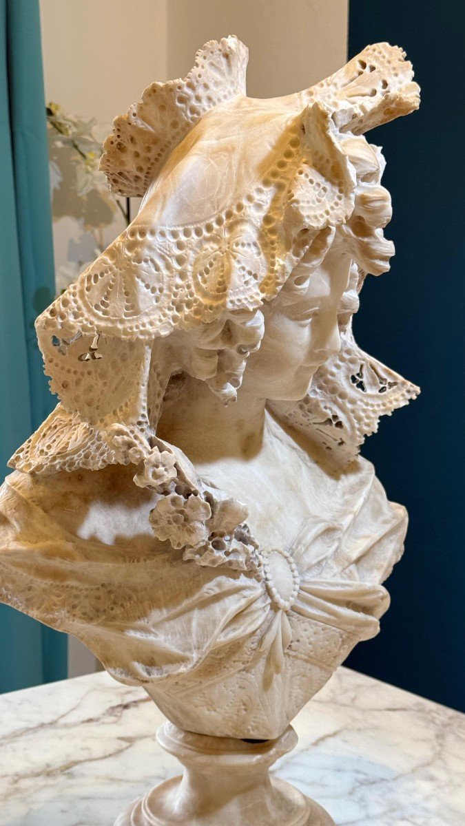 Great Bust Depicting A Beautiful Young Lady Smiling, With A Large Hat On Her Head Marble -photo-4