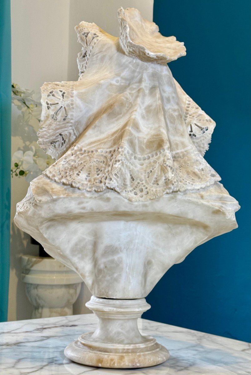 Great Bust Depicting A Beautiful Young Lady Smiling, With A Large Hat On Her Head Marble -photo-7