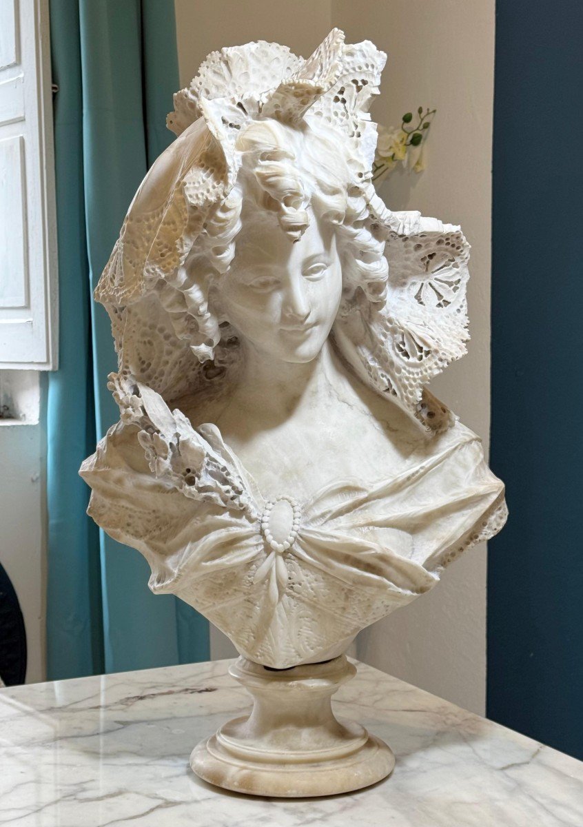 Great Bust Depicting A Beautiful Young Lady Smiling, With A Large Hat On Her Head Marble 