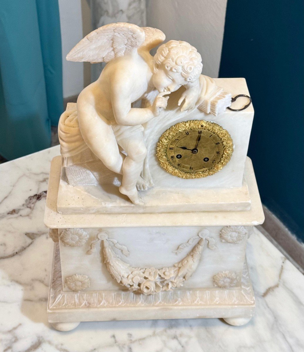 Horloge Française En Albâtre Avec Sculpture Représentant Un Petit Ange-photo-4