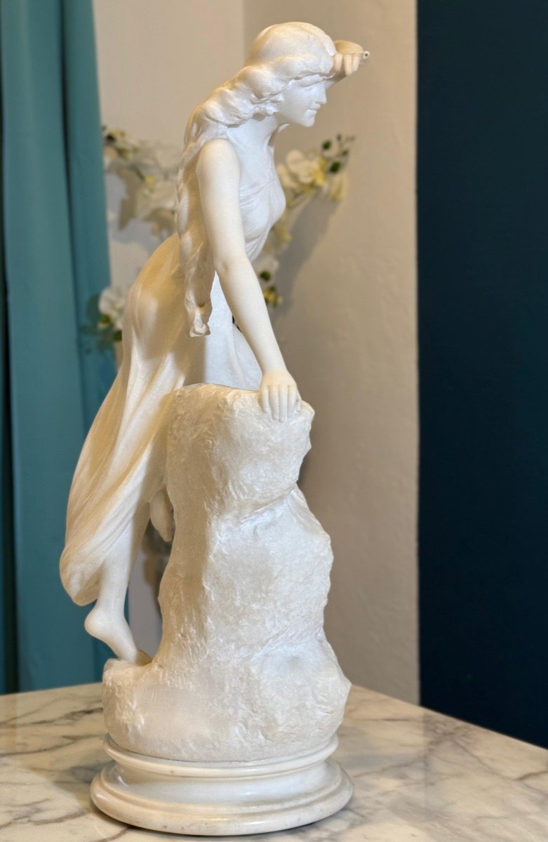 Statue Représentant Une Fille Grimpant Sur Un Rocher En Marbre Blanc Statuaire De Carrare -photo-1