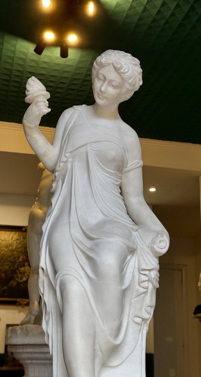 Grande Statue Représentant Une Jeune Fille Classique, Réalisée à La Main Carrara Marble