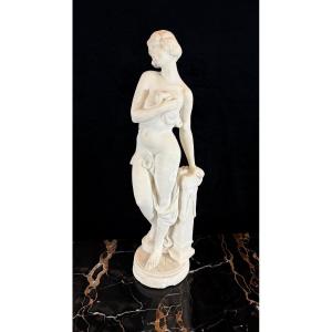 Statue Représentant Une Fille Nue En Marbre Blanc De Carrare 