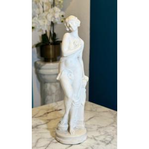 Statue Représentant Une Fille Nue En Marbre Blanc De Carrare 