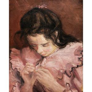 École FRANÇAISE circa 1920, Jeune femme en robe rose cousant