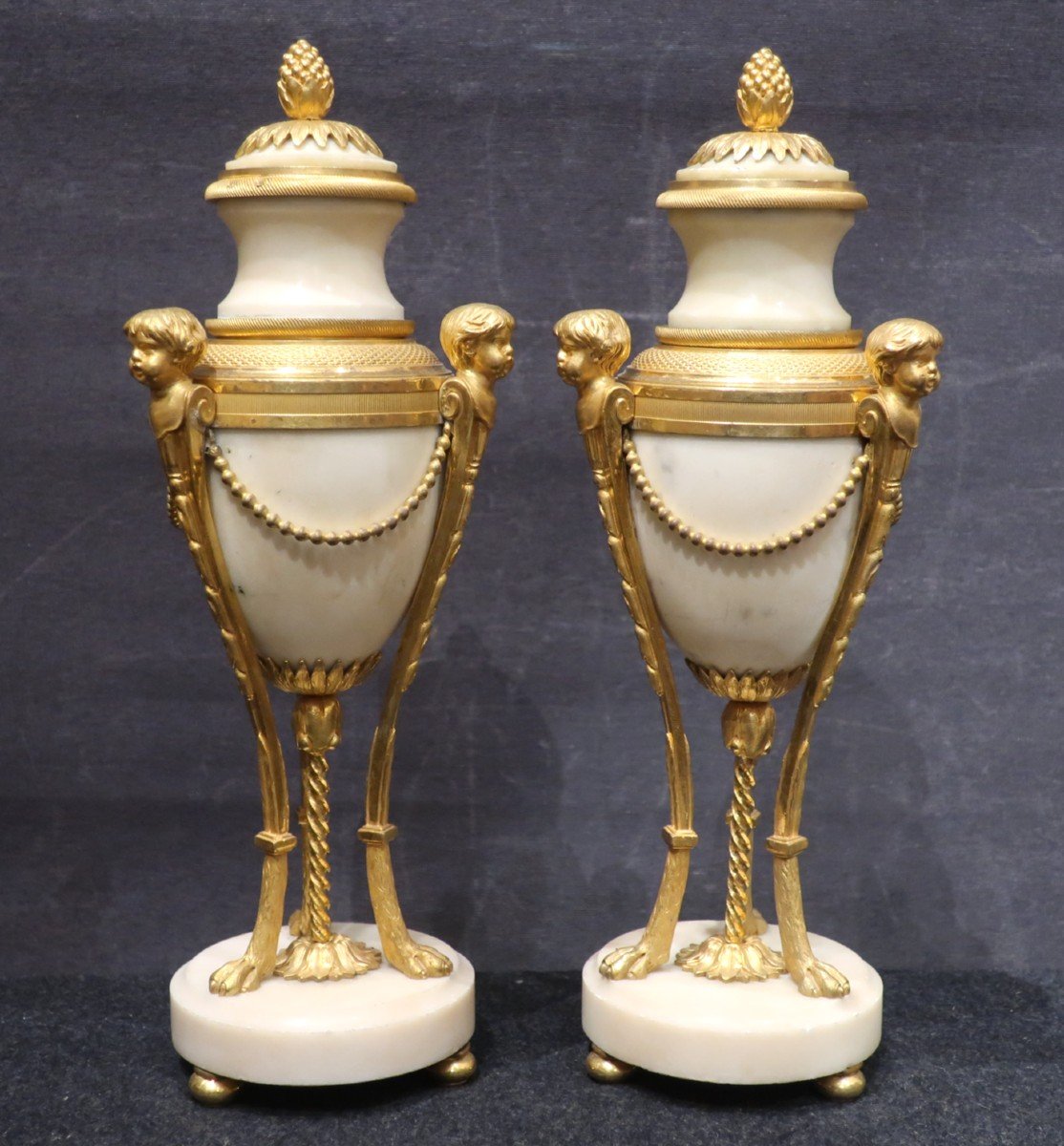 Paire de cassolettes formant bougeoirs époque Louis XVI fin du XVIII° siècle