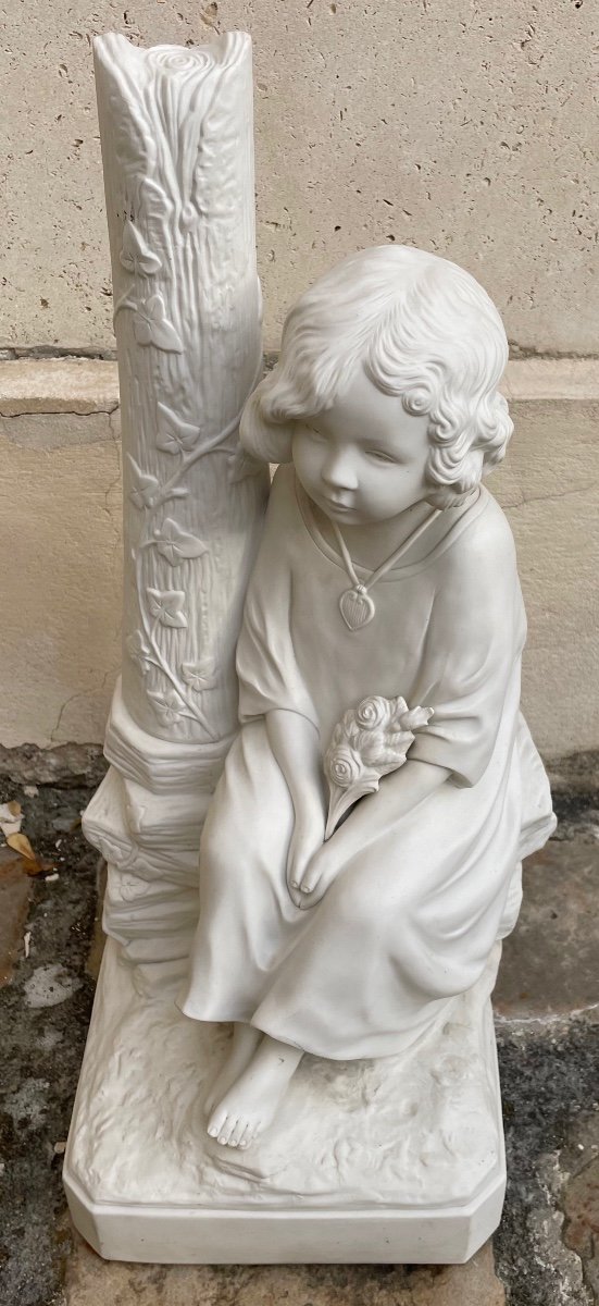 Cookie Sculpture. Little Girl In The Tree Trunk-photo-2