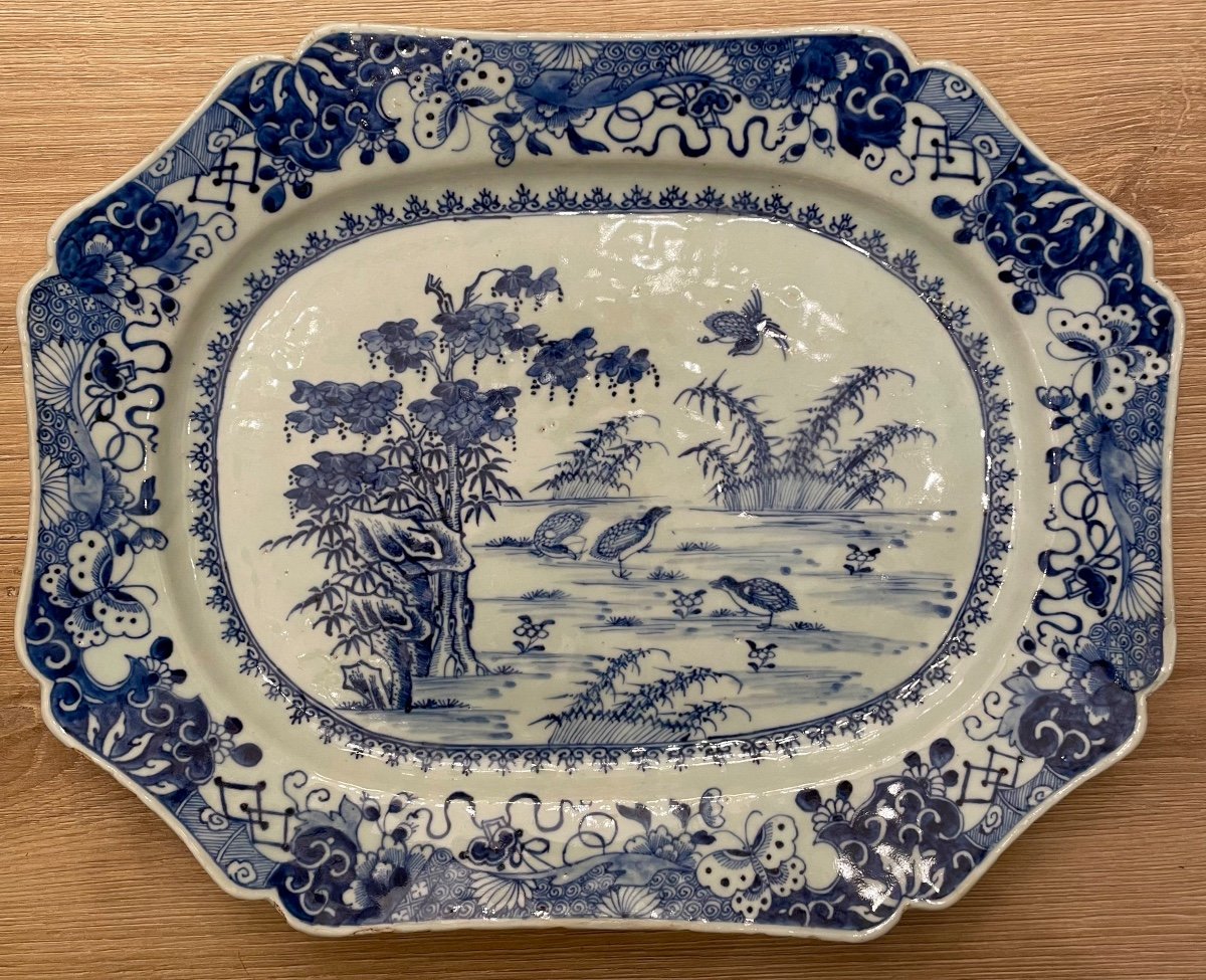 Plat Qianlong. Porcelaine De Chine Bleu Blanc  18e Siècle