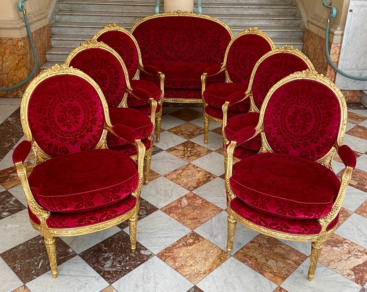 Salon Louis XVI En Bois Doré. 6 Fauteuils Et Un Canapé