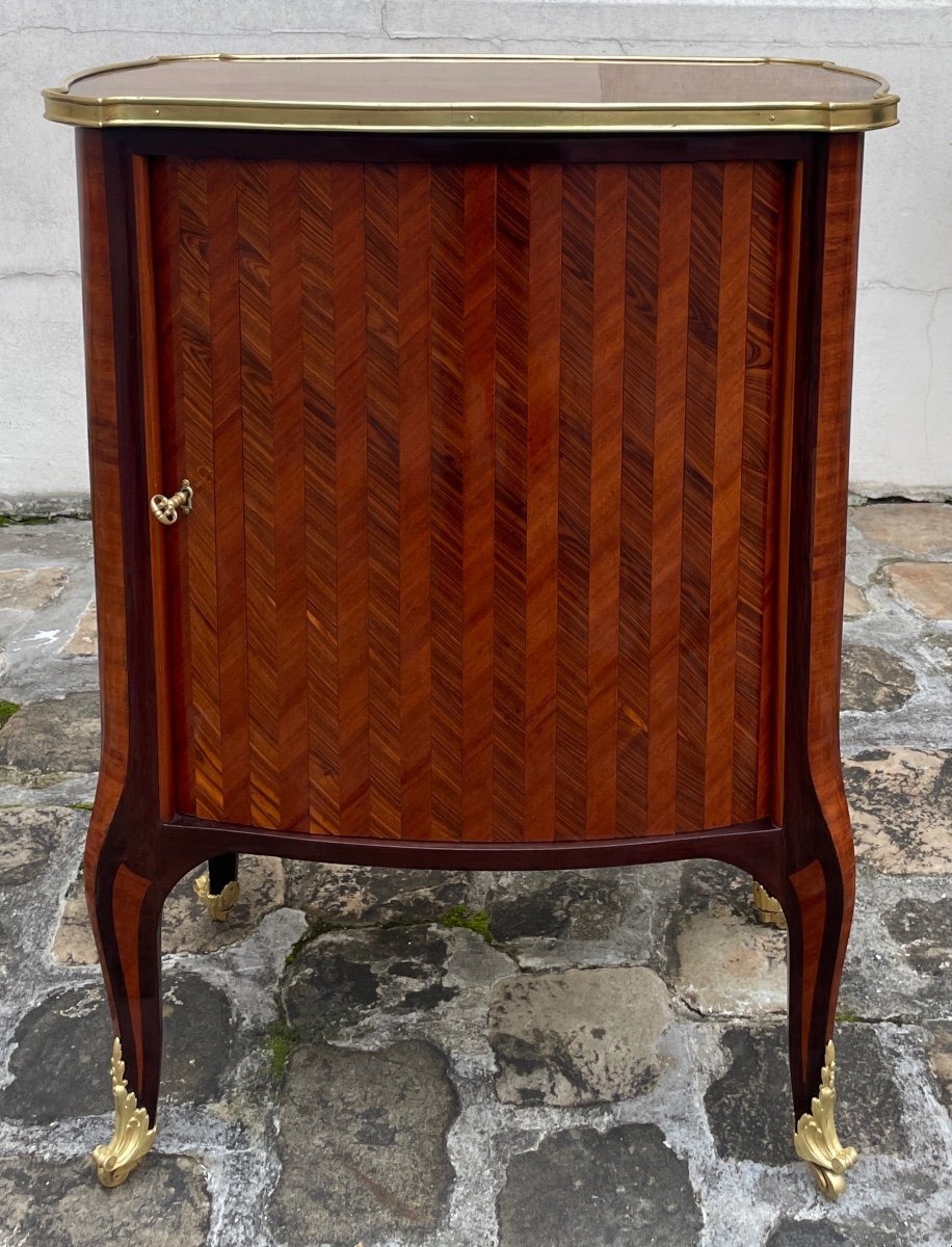 Commode Louis XV à Rideau, Estampillée De l'Escalier De Cristal 