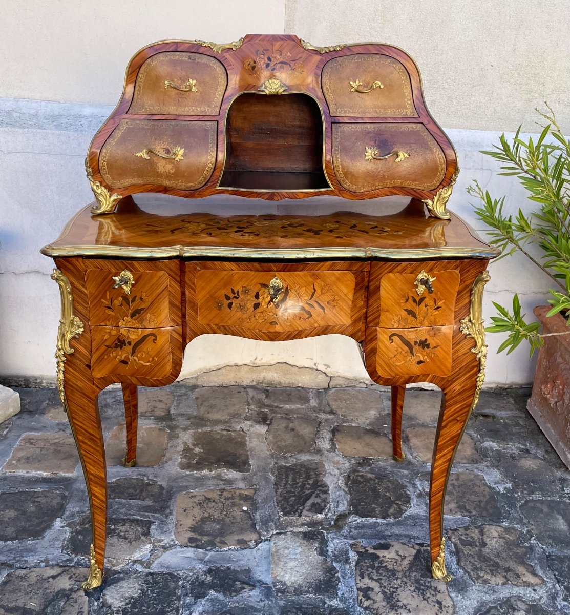 Petit bureau de Dame de style Louis XV.  Ancienne collection  Rothschild