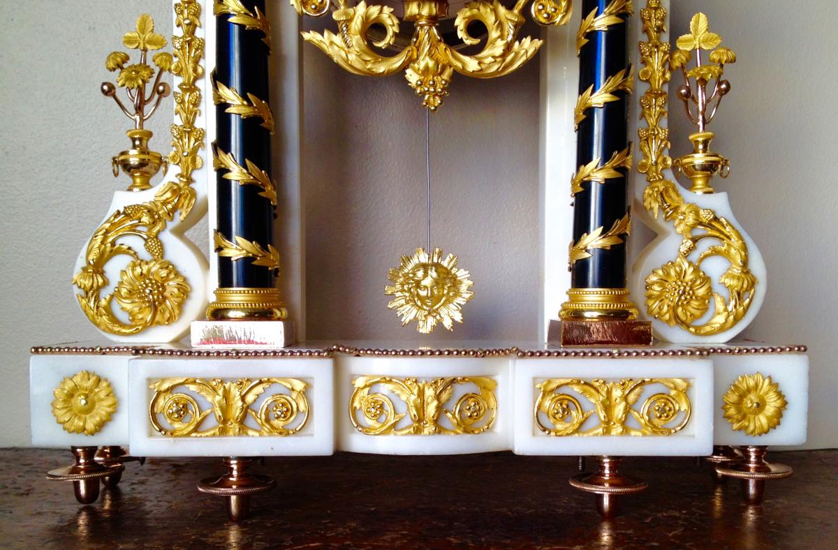 Pendule portique d'époque Louis XVI,aux Quantièmes-photo-1