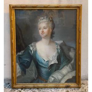 Portrait Au Pastel. Femme à La Robe Bleue