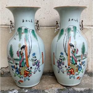 Paire De Vases Chinois En Porcelaine Dure