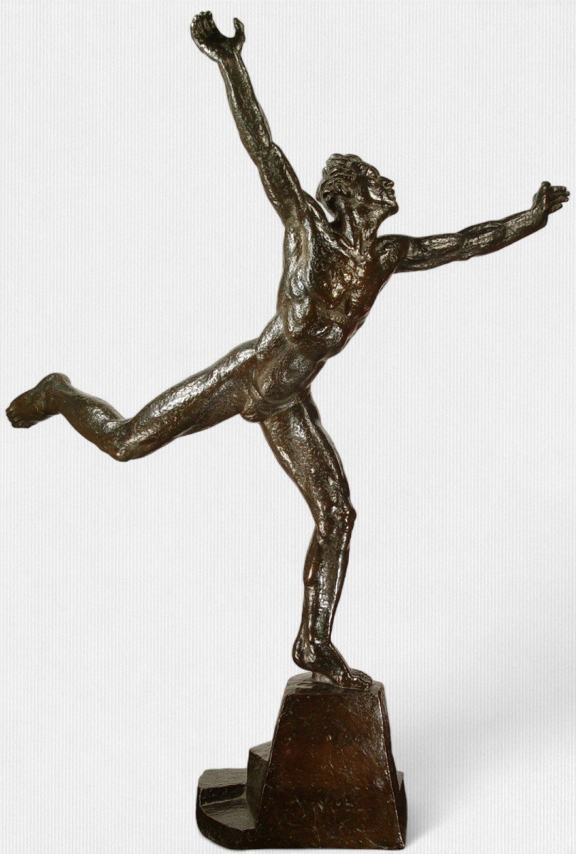 Sokol-athlète Une Sculpture Du Mouvement Et De La Force Par Jan Vítězslav Dušek (1891–1966)