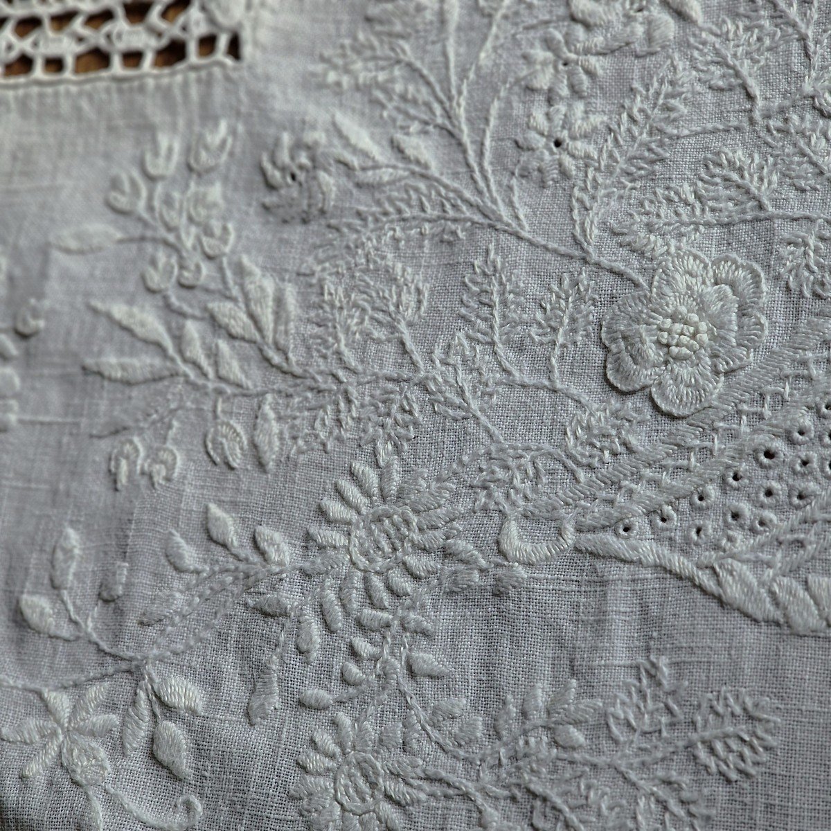 Irish Linen Tablecloth - Important Floral Embroidery - White-photo-1