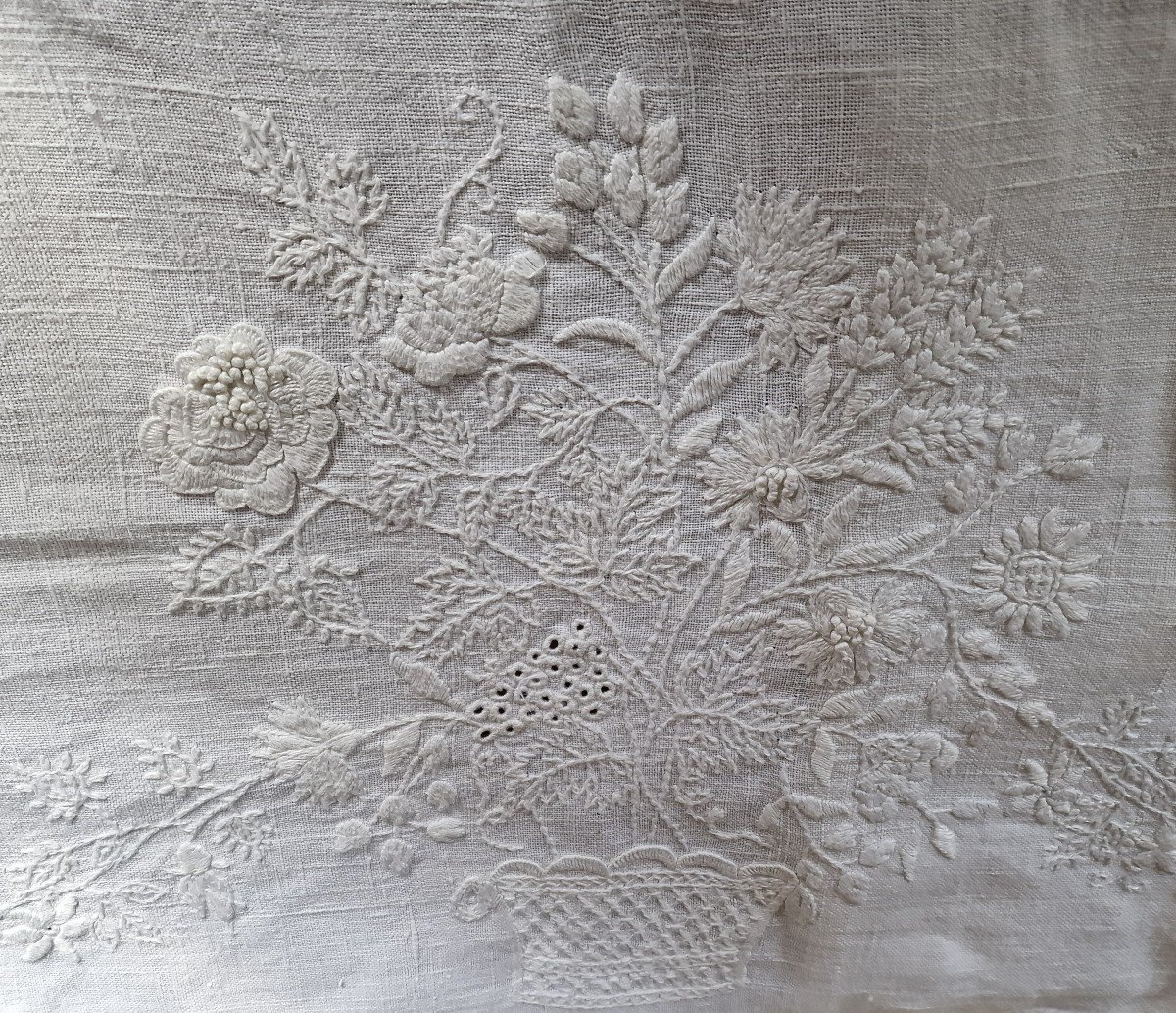 Irish Linen Tablecloth - Important Floral Embroidery - White-photo-3