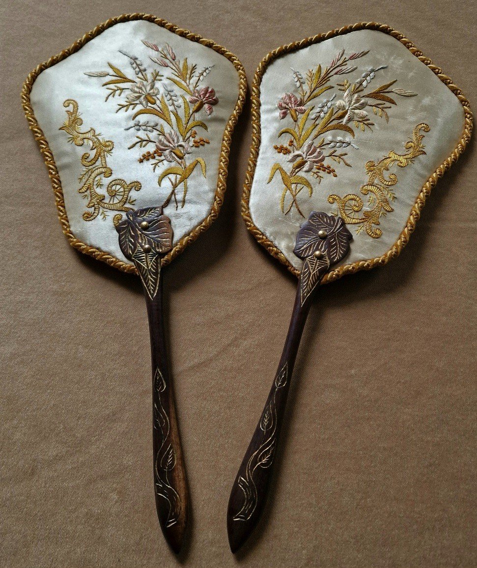 Pair Of Hand Screens - 19th Century - Embroidery On Silk - Wooden Handle