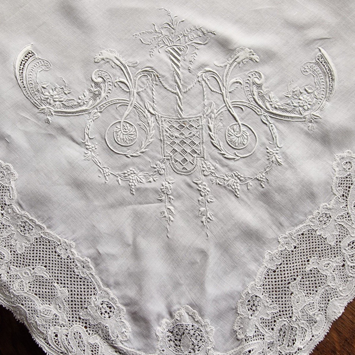 Gueridon Top - Four Corner Embroideries - Milan Lace-photo-3