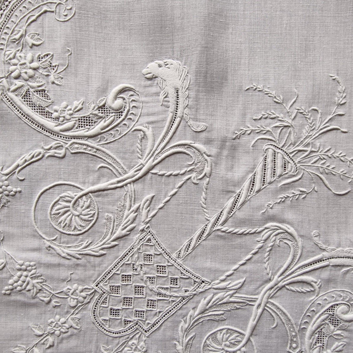 Gueridon Top - Four Corner Embroideries - Milan Lace-photo-3