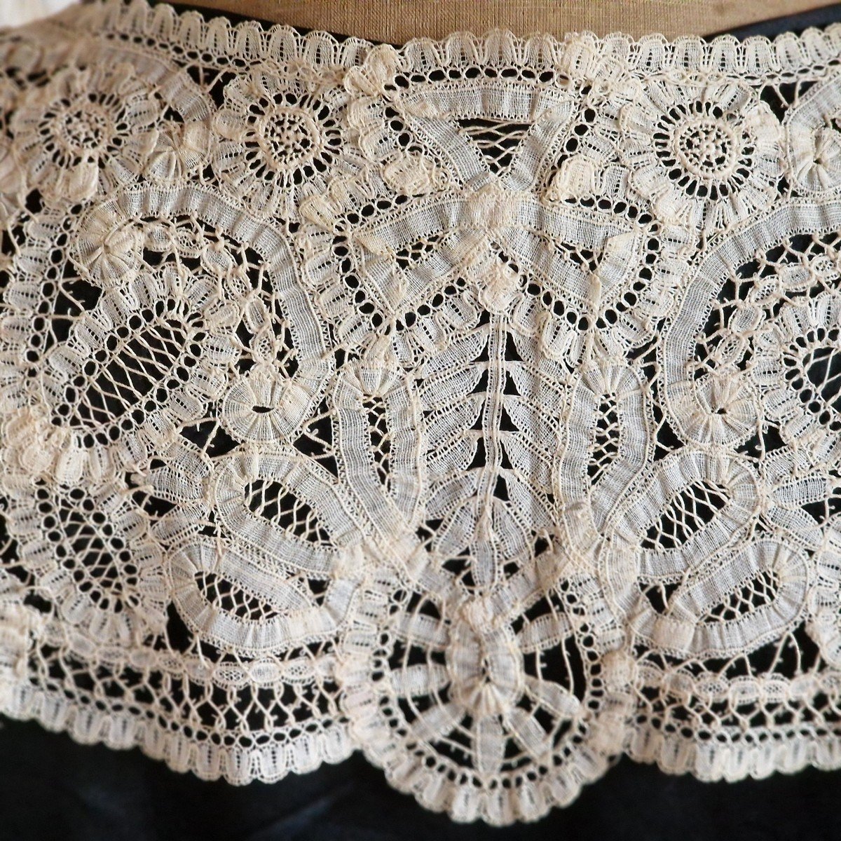 Sumptuous Mixed Needle And Bobbin Lace Brussels - 19th Century For This Large Shawl/collerette-photo-2