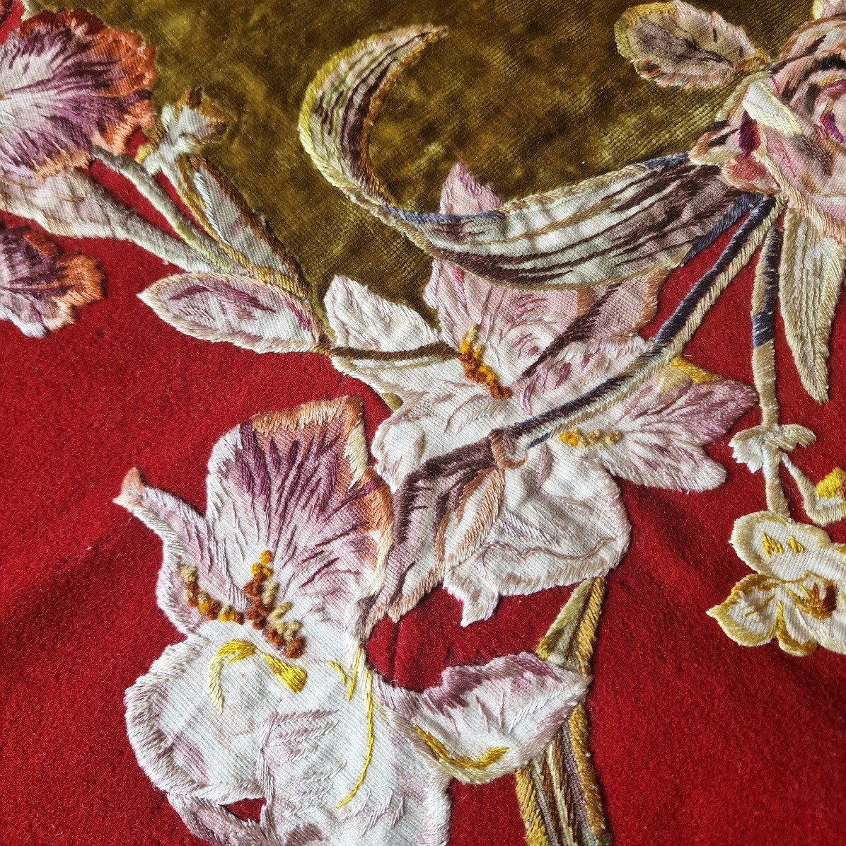 Tapis De Table - Epoque Art Nouveau - Motifs de fleurs rebrodées