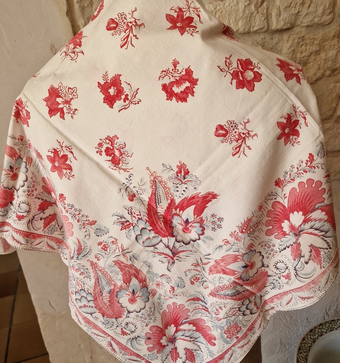 Chale Regional Imprime XIXème - Fond Blanc Et Motifs Fleurs Rouges Sur Tout Le Tour Du Chale-photo-2