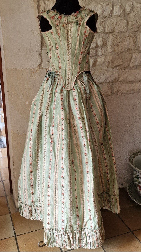 Robe En Pekin De Soie Amande Et Fleurettes - XVIIIème --photo-3