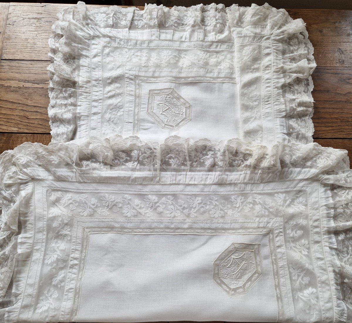 Sumptuous Pair Of Pillowcases - Fine Linen - Valenciennes Lace