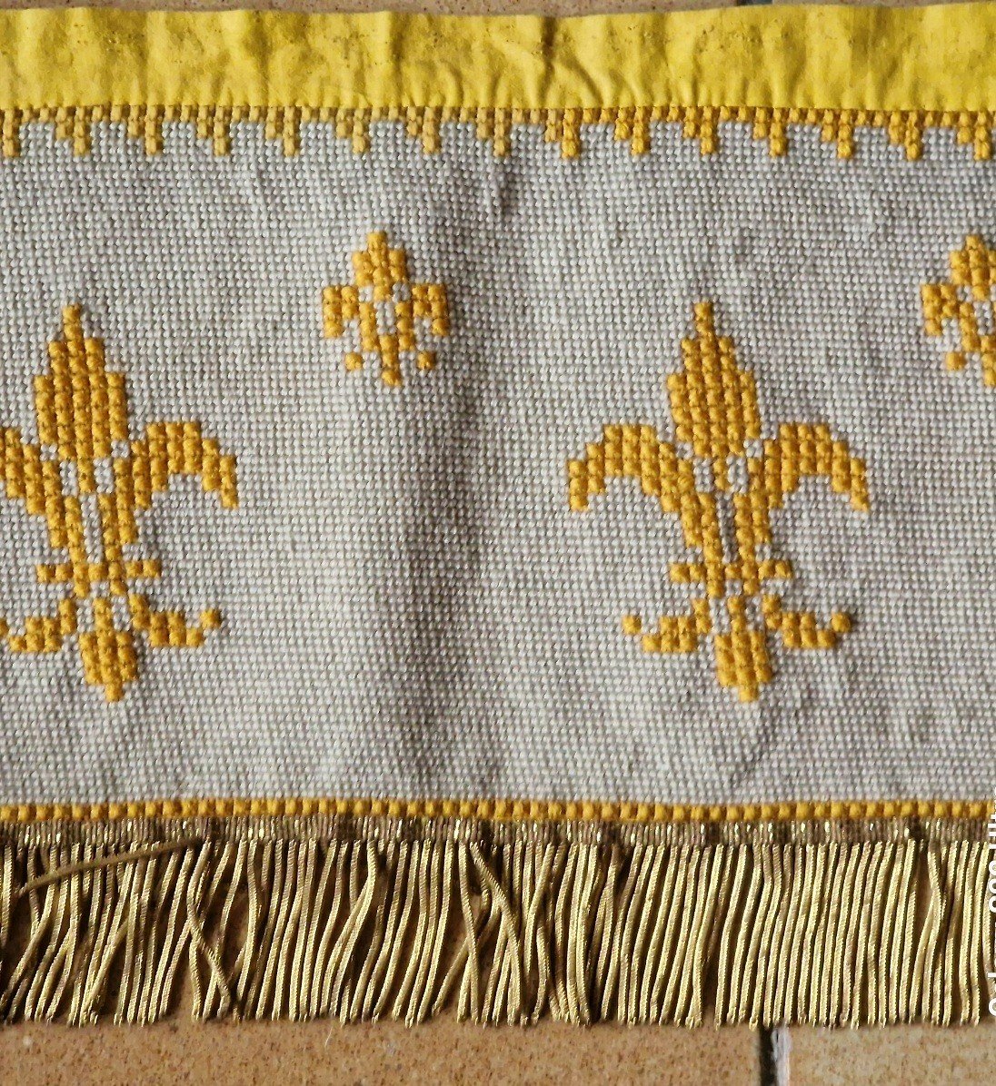 In Front Of Catholic Altar - Hand Embroidery - Beautiful Gold Trimmings - Lily Flowers-photo-2