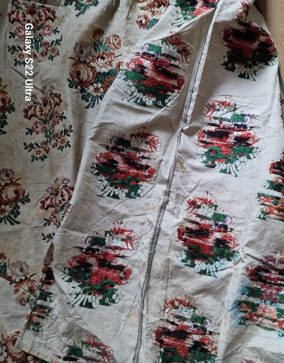 Part Of A 18th Century Dress - Brocade - Flowers On A Cream Background-photo-2