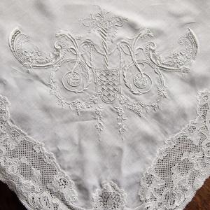 Dessus De Gueridon - Quatre Broderies dans les  Angles - Dentelle De Milan