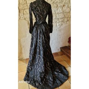 Robe En Soie Fond Noir Motifs Rose/argent - XIXème