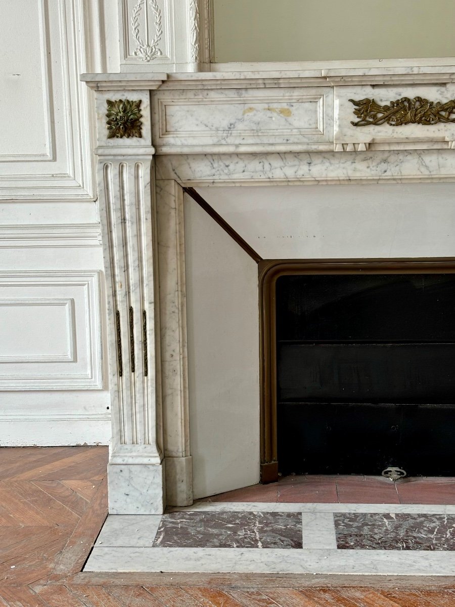 Beautiful Antique Louis XVI Style Fireplace Decorated With Gilded Bronzes In Carrara White Marble -photo-3