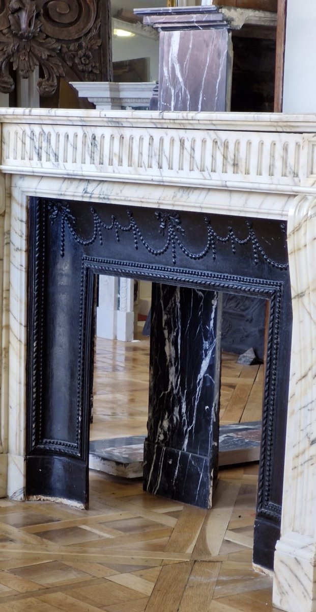 Elegant Antique Louis XVI Style Fireplace In Calacatta Marble Late 19th Century -photo-3