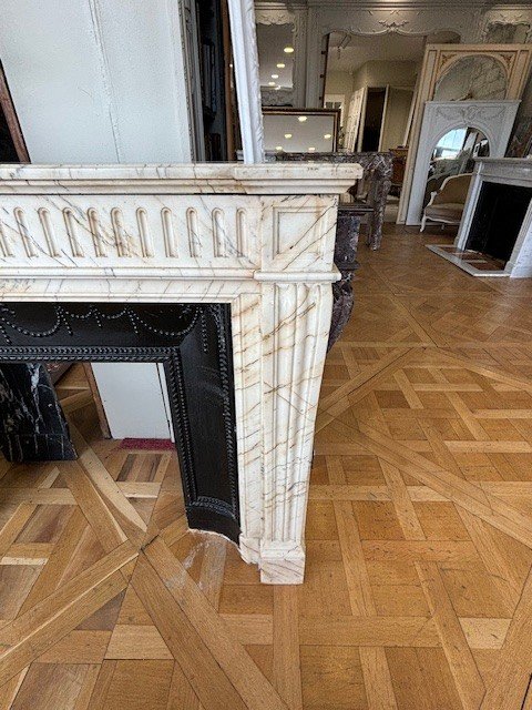 Elegant Antique Louis XVI Style Fireplace In Calacatta Marble Late 19th Century -photo-5