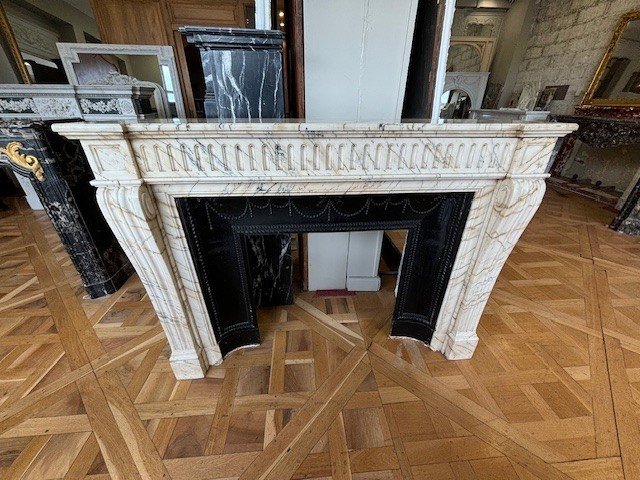 Elegant Antique Louis XVI Style Fireplace In Calacatta Marble Late 19th Century 