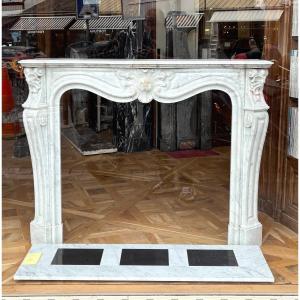 Antique Louis XV Style Fireplace In Carrara Marble Dating From The End Of The 19th Century 