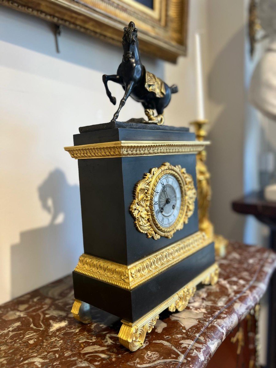 Borne Clock With Horse And Dog In Gilt Bronze And Brown Patina From The Restoration Period, 19th Century-photo-1