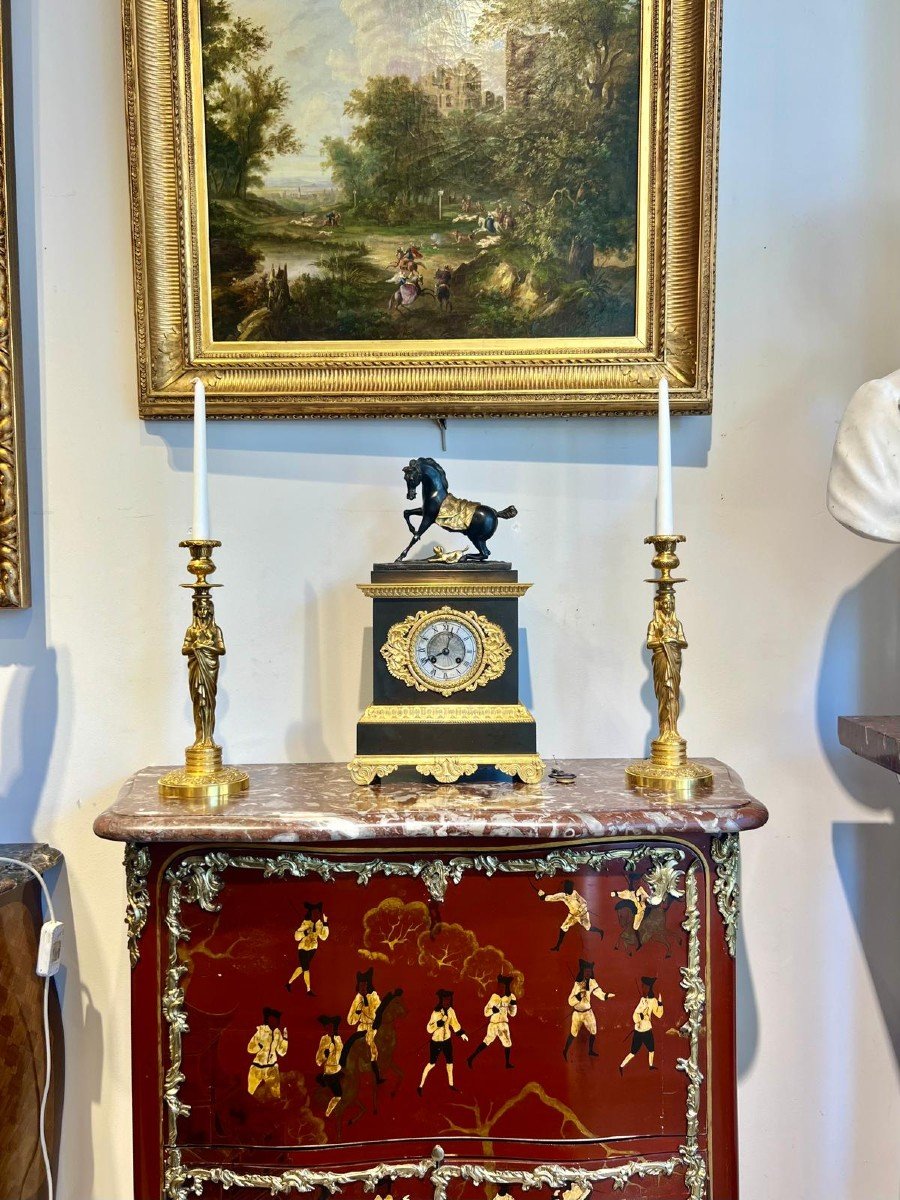 Borne Clock With Horse And Dog In Gilt Bronze And Brown Patina From The Restoration Period, 19th Century