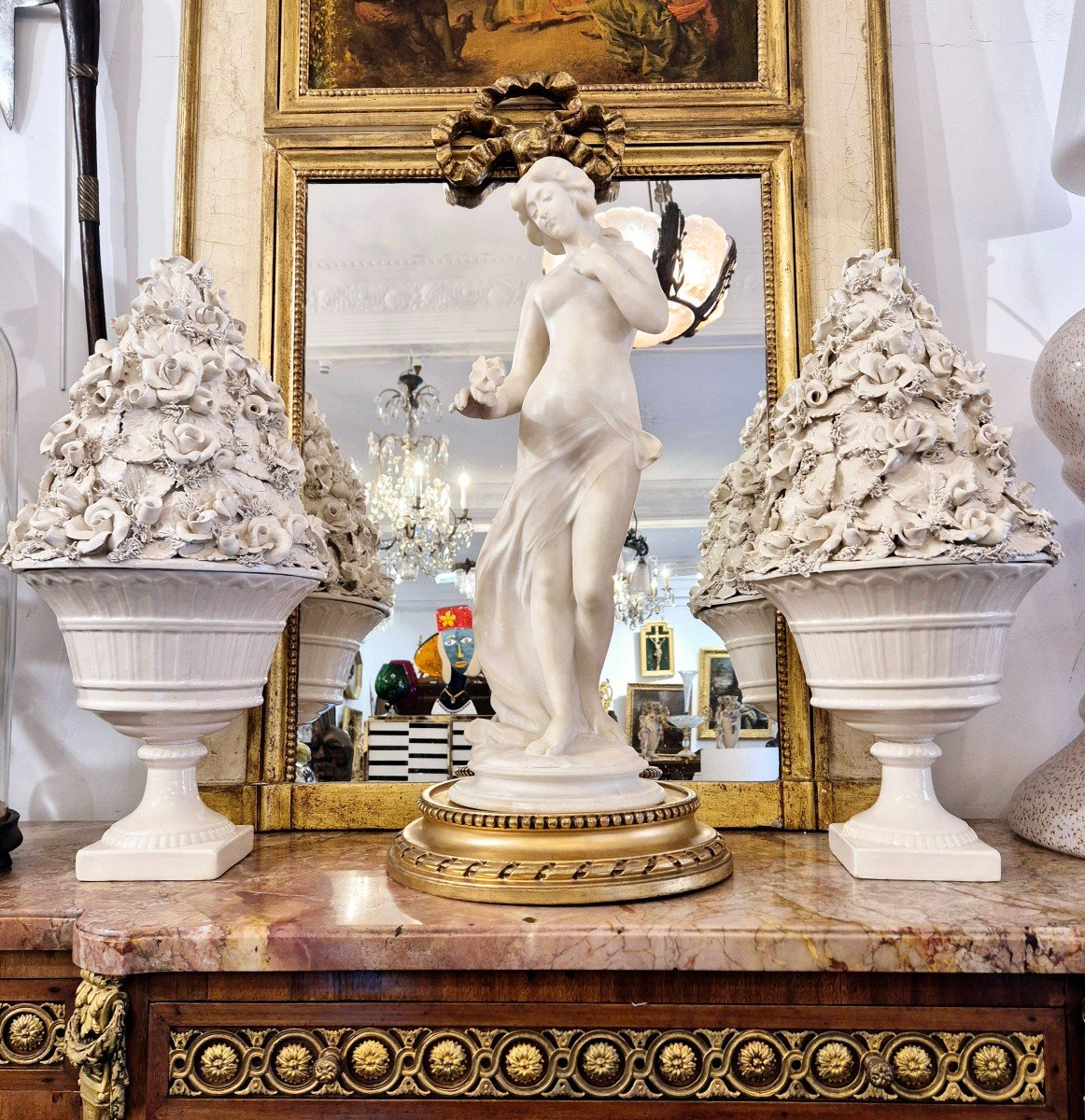 Sculpture En Marbre De Carrare D’une Jeune Femme Au Bouquet, 19ème Sièce, Signée Cupiny