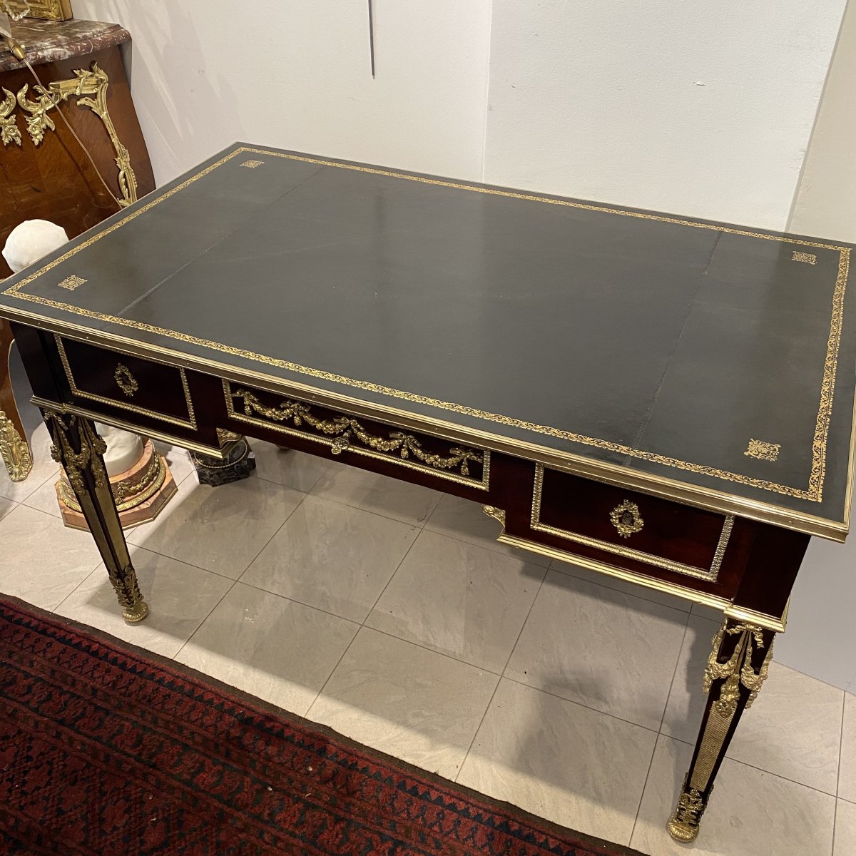 Bureau Plat D’apparat De Style Louis XVI Et D époque Napoléon III En Acajou Et Dessus Cuir -photo-2