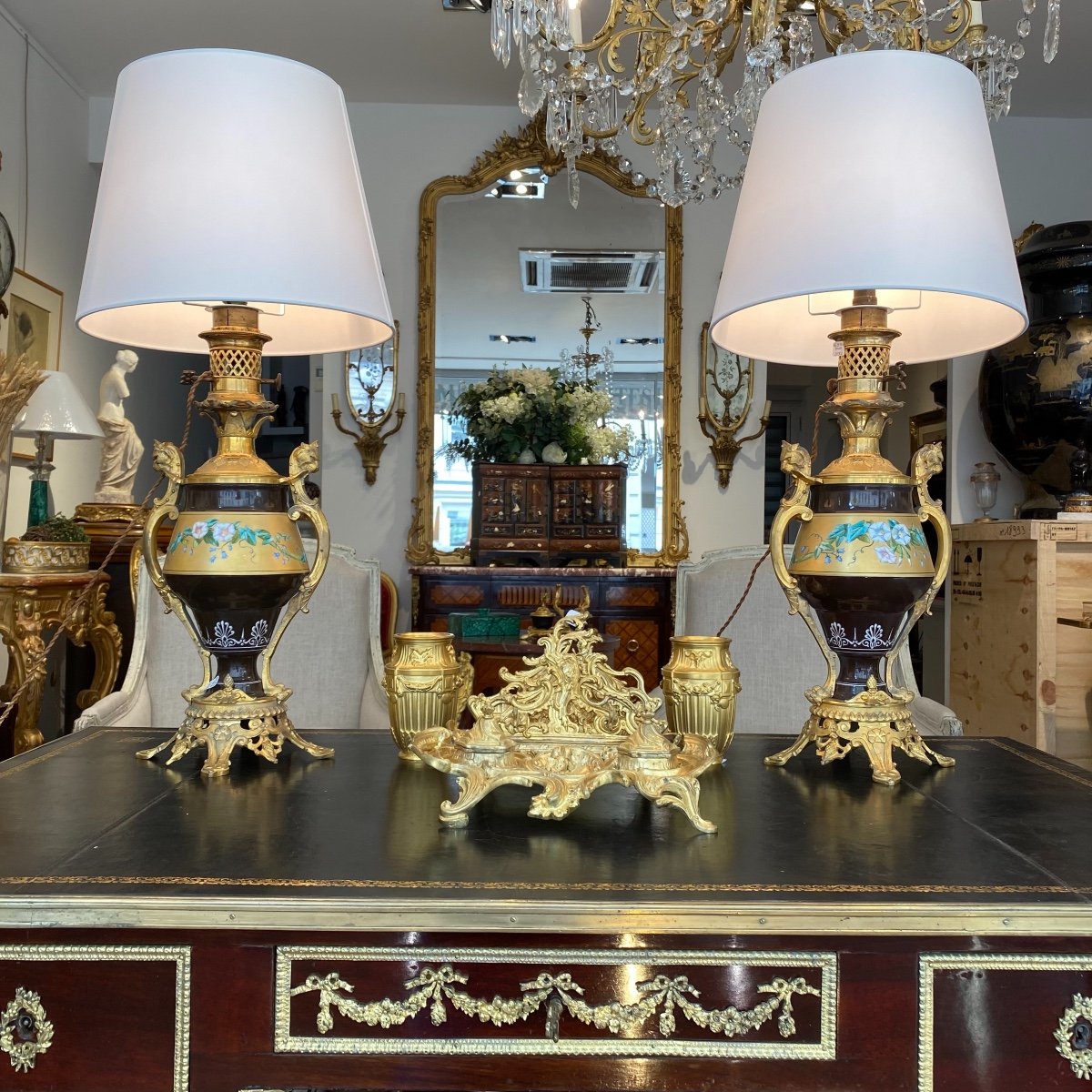 Paire De Lampes Napoléon III  En Porcelaine Et Monture En Bronze Doré à Décors De Tête De Lion