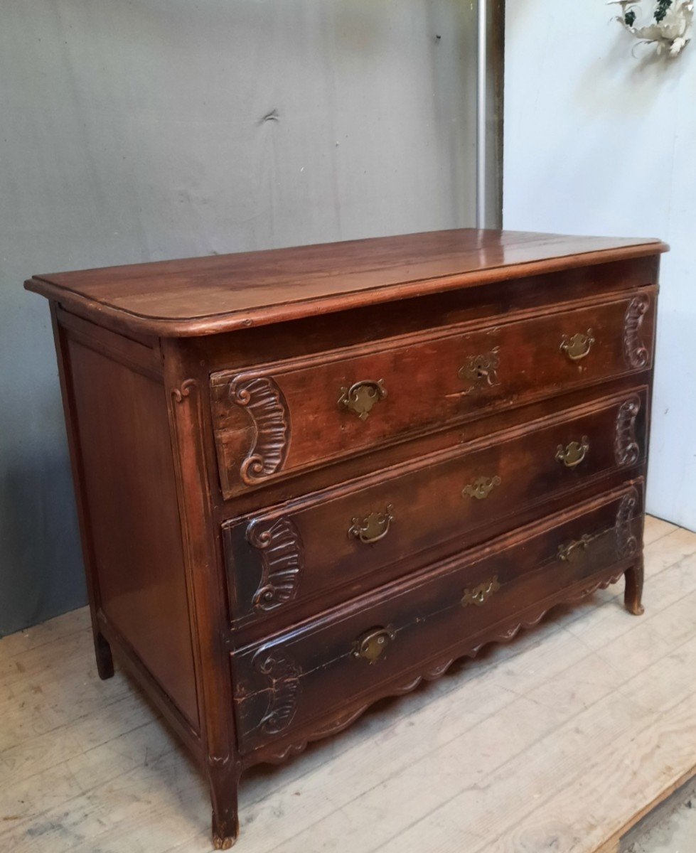 Commode En bois Massif Du Dix-huitième Siècle 