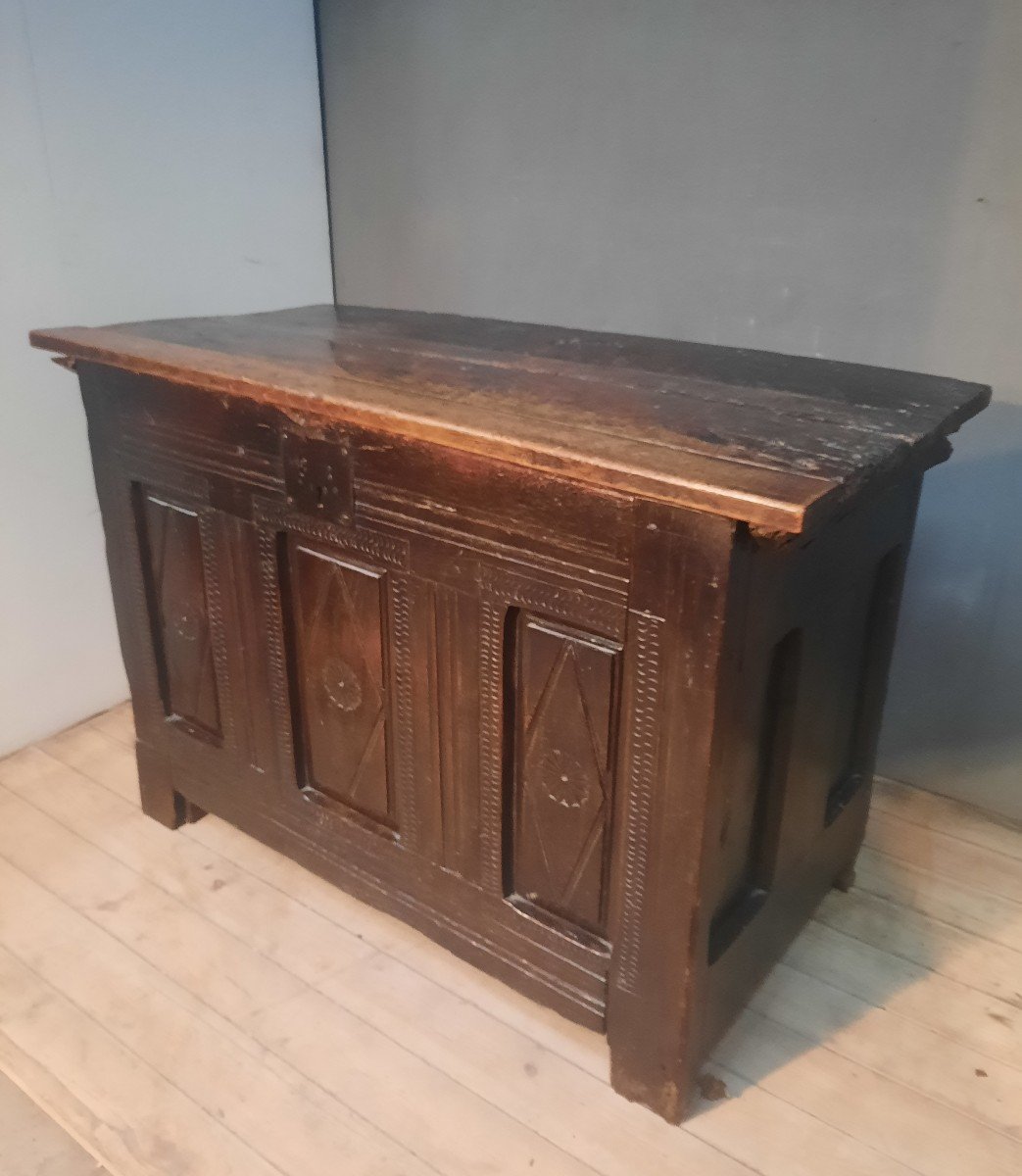 Eighteenth Century Solid Oak Chest -photo-4