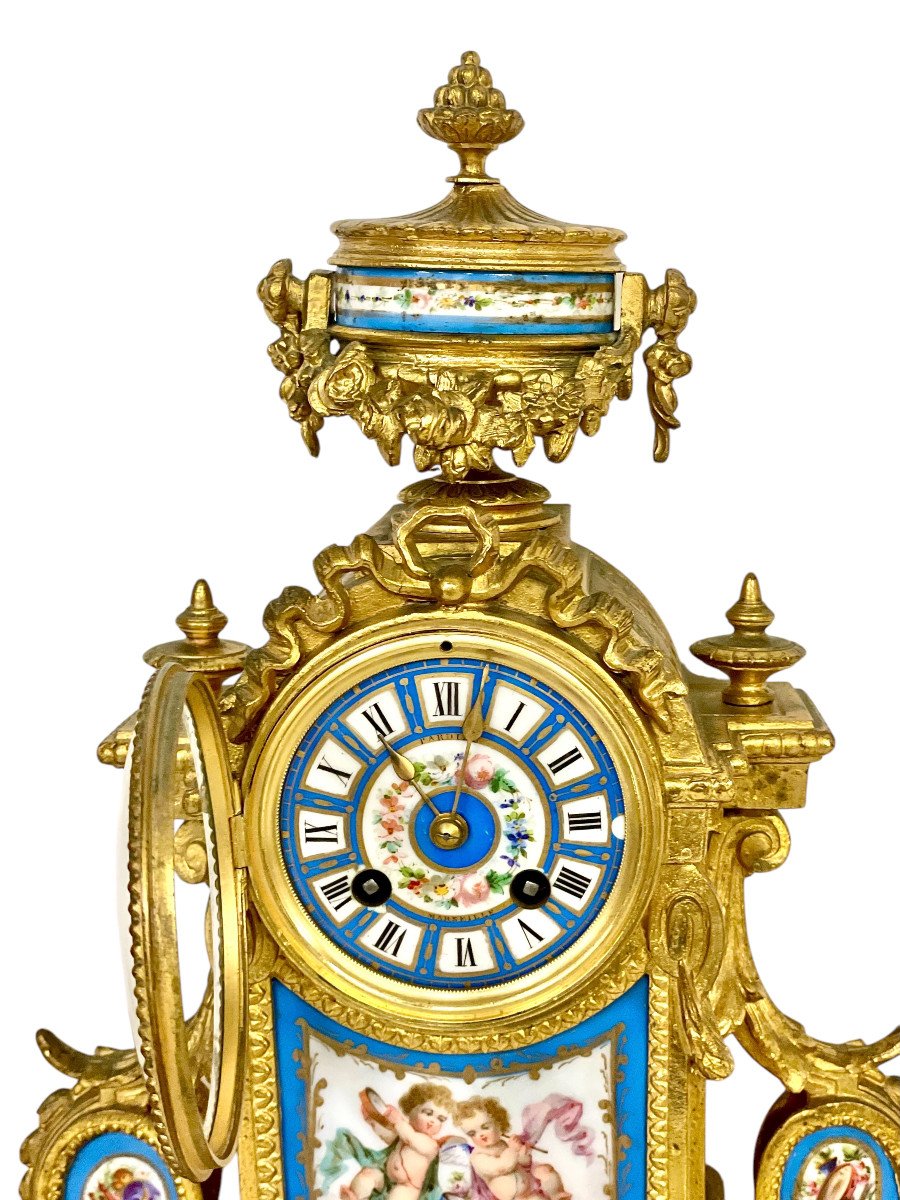 XIXème Siècle, Garniture d'Horloge En Métal Doré Et Porcelaine De Style Sèvres-photo-1